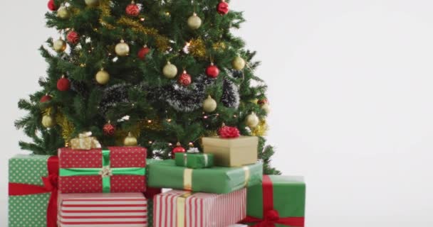 Video Vánoční Stromeček Zdobené Ozdoby Bílém Pozadí Vánoční Tradice Koncepce — Stock video