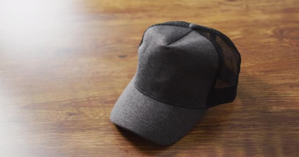 Video Primer Plano Gorra Béisbol Gris Acostado Sobre Una Mesa — Vídeos de Stock