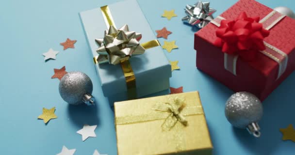 Video Van Kerstversiering Met Cadeautjes Kerstballen Blauwe Achtergrond Kerstmis Traditie — Stockvideo