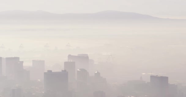 Общий Вид Городского Пейзажа Несколькими Высокими Небоскребами Зданиями Покрытыми Туманом — стоковое видео