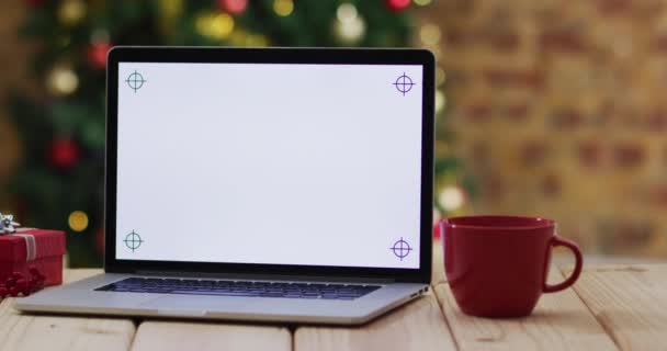 Wideo Drewnianym Stołem Laptopem Nad Choinką Koncepcja Świąt Bożego Narodzenia — Wideo stockowe