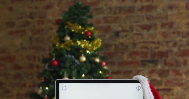 Video Van Computer Met Kerstmuts Kerstboom Kerstmis Communicatie Traditie Viering — Stockvideo