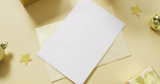 Video Zlaté Vánoční Ozdoby Listy Papíru Žlutém Pozadí Vánoční Tradice — Stock video