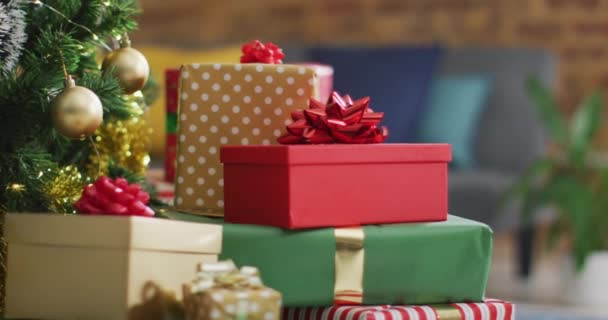 ラップされたプレゼントのスタックとクリスマスツリーのビデオを自宅で クリスマス お祝いのコンセプト — ストック動画