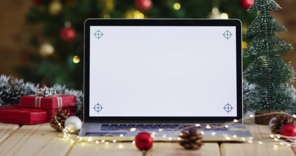 Vídeo Mesa Madeira Com Decorações Natal Laptop Sobre Árvore Natal — Vídeo de Stock