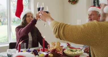 Kafkasyalı, çok nesildir Noel Baba şapkası takan, Noel yemeği yiyen, tost yapan mutlu bir aile. Aile Noel 'i ve şenliği evde birlikte kutluyoruz..