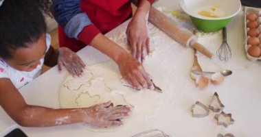 Mutlu Afro-Amerikan anne ve kızı tablet kullanıyor ve birlikte yemek pişiriyorlar. Aile zamanı, evde birlikte eğlenmek..
