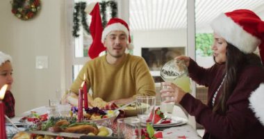 Kafkasyalı, çok nesildir Noel Baba şapkası takan, Noel yemeği yiyen mutlu bir aile. Aile Noel 'i ve şenliği evde birlikte kutluyoruz..