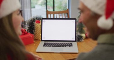 Kafkas kıdemli baba ve yetişkin kızı ekranda fotokopi alanı olan bir bilgisayarda görüntülü arama yapıyorlar. Noel, iletişim teknolojisi ve kutlama.