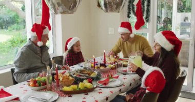 Kafkasyalı, çok nesildir Noel Baba şapkası takan, Noel yemeği yiyen mutlu bir aile. Aile Noel 'i ve şenliği evde birlikte kutluyoruz..