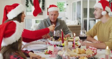 Kafkasyalı, çok nesildir Noel Baba şapkası takan, Noel yemeği yiyen mutlu bir aile. Aile Noel 'i ve şenliği evde birlikte kutluyoruz..