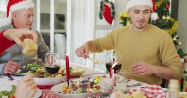 Kafkasyalı, çok nesildir Noel Baba şapkası takan, Noel yemeği yiyen mutlu bir aile. Aile Noel 'i ve şenliği evde birlikte kutluyoruz..