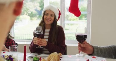 Kafkasyalı, çok nesildir Noel Baba şapkası takan, Noel yemeği yiyen, tost yapan mutlu bir aile. Aile Noel 'i ve şenliği evde birlikte kutluyoruz..