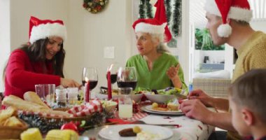 Kafkasyalı, çok nesildir Noel Baba şapkası takan, Noel yemeği yiyen mutlu bir aile. Aile Noel 'i ve şenliği evde birlikte kutluyoruz..