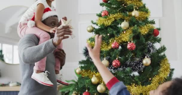 Ευτυχισμένος Αφροαμερικάνος Πατέρας Και Κόρη Στολίζουν Χριστουγεννιάτικο Δέντρο Οικογενειακά Χριστούγεννα — Αρχείο Βίντεο