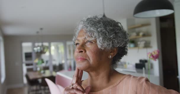 Animace Přemýšlivé Afroamerické Starší Ženy Stojící Kuchyni Zdravý Aktivní Důchodový — Stock video