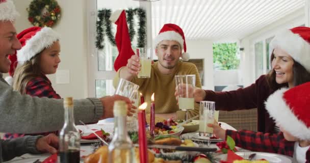 코카서스 대가족 모자를 크리스마스 식사를 가족의 크리스마스 집에서 — 비디오