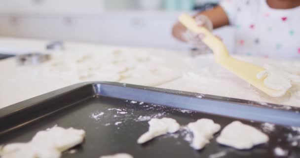 Mano Chica Afroamericana Haciendo Galletas Cocina Infancia Ocio Pasar Tiempo — Vídeos de Stock