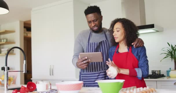 Glad Afrikansk Amerikansk Par Bär Förkläden Med Hjälp Tablett Och — Stockvideo