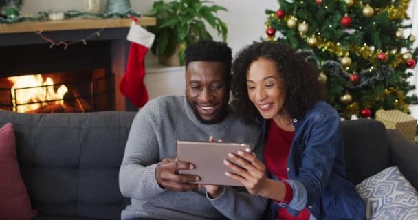 Lächelndes Afrikanisch Amerikanisches Paar Mit Videoanruf Und Gesten Weihnachtsdekoration Hintergrund — Stockvideo