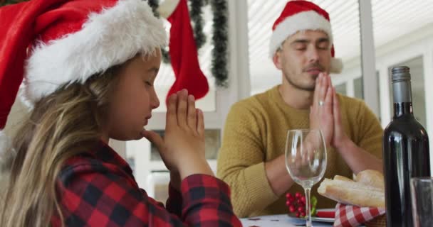 Filha Caucasiana Focada Pai Rezando Juntos Antes Jantar Natal Família — Vídeo de Stock