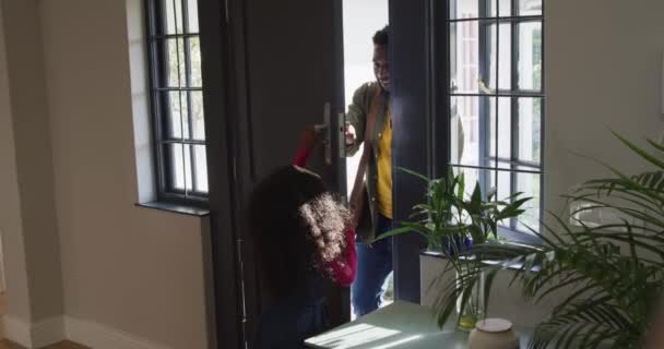 Счастливый Африканский Американский Отец Возвращается Домой Обнимается Детьми Семейное Время — стоковое видео