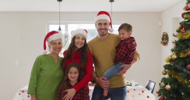 Feliz Familia Caucásica Multi Generación Con Sombreros Santa Mirando Cámara — Vídeo de stock