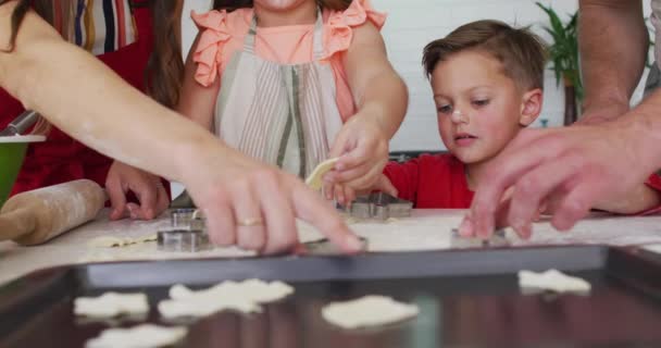 Ręce Szczęśliwej Rodziny Kaukaskiej Pieką Razem Przygotowując Ciasteczka Kuchni Czas — Wideo stockowe