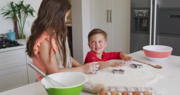 Szczęśliwe Rodzeństwo Rasy Kaukaskiej Piecze Razem Ciasteczka Kuchni Czas Rodzinny — Wideo stockowe