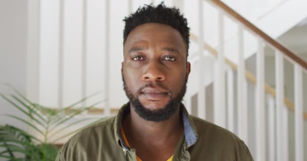 Retrato Del Hombre Afroamericano Mirando Cámara Sonriendo Estilo Vida Ocio — Vídeos de Stock