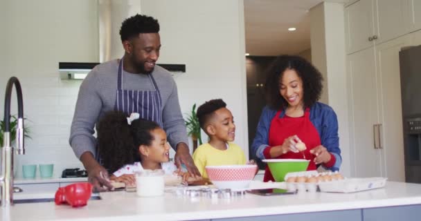 Szczęśliwa Afrykańska Rodzina Piecze Razem Kuchni Czas Rodzinny Zabawa Razem — Wideo stockowe