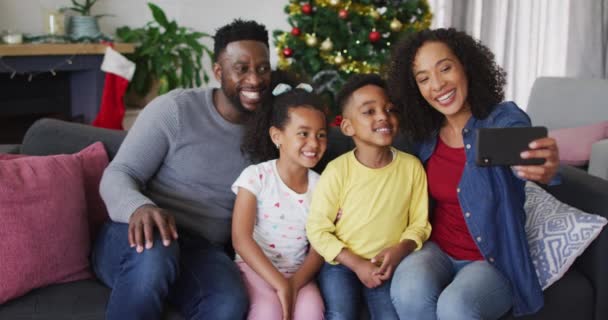 Leende Afrikansk Amerikansk Familj Tar Selfie Jul Dekorationer Bakgrunden Familj — Stockvideo