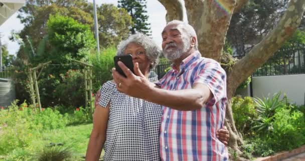 Animación Una Pareja Mayores Afroamericanos Tomando Selfie Jardín Estilo Vida — Vídeos de Stock