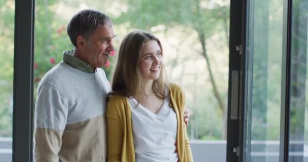 Sorridente Padre Caucasico Anziano Figlia Adolescente Abbracciati Guardando Fuori Dalla — Video Stock