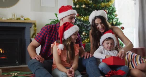 Heureuse Famille Caucasienne Portant Chapeaux Santa Déballer Des Cadeaux Noël — Video