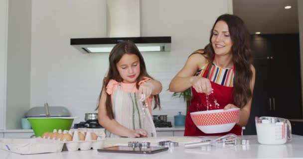 Feliz Madre Caucásica Hija Horneando Juntas Cocina Tiempo Familia Divertirse — Vídeo de stock