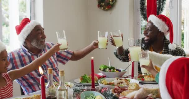 Mutlu Afro Amerikan Ailesi Noel Baba Şapkası Takıp Bayram Yemeğini — Stok video
