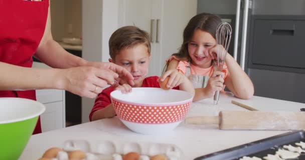 Χαρούμενη Καυκάσια Μητέρα Κόρη Και Γιος Σπάνε Αυγά Ψήνουν Μαζί — Αρχείο Βίντεο