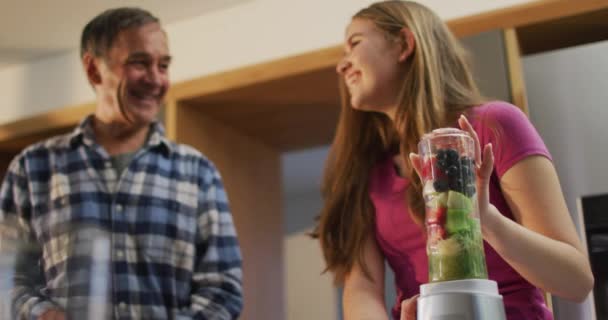 Gülümseyen Kafkas Baba Genç Kız Mutfakta Sağlık Içeceği Hazırlıyorlar Aile — Stok video
