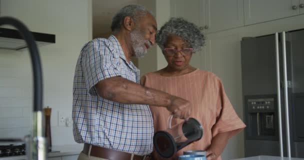 Animace Afroamerického Seniorského Páru Který Vaří Kávu Mluví Spolu Kuchyni — Stock video