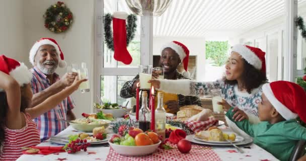 快乐的非洲裔美国多代家庭戴着圣诞礼帽 庆祝节日大餐 全家在家里共度圣诞节和共度佳节 — 图库视频影像