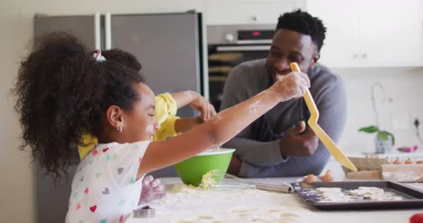 Heureux Père Afro Américain Fille Faire Des Biscuits Ensemble Dans — Video