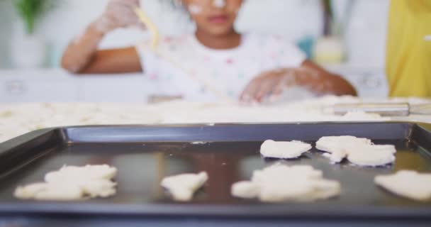 肮脏的非洲女孩在厨房做饼干 闲暇和在家里消磨时间 — 图库视频影像