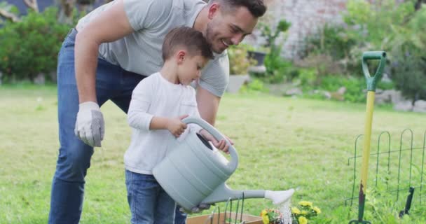 Šťastný Běloch Otec Syn Zahradničení Zalévání Rostlin Společně Rodinný Čas — Stock video