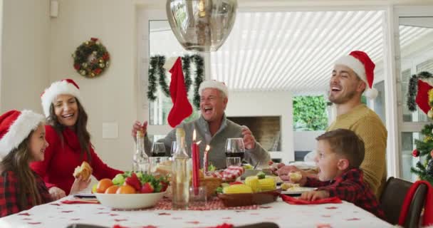 Feliz Familia Caucásica Multi Generación Usando Sombreros Santa Teniendo Comida — Vídeo de stock