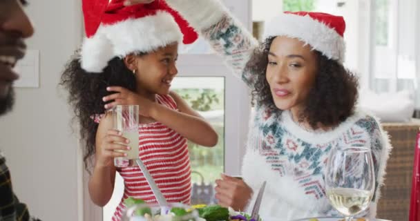 Mutlu Afro Amerikan Anne Kızları Noel Baba Şapkası Takıp Mutfakta — Stok video