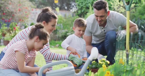 Heureux Jardinage Famille Caucasienne Arrosage Des Plantes Ensemble Temps Famille — Video