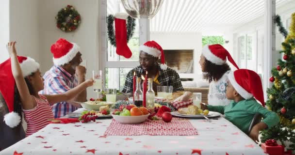 Mutlu Afro Amerikan Ailesi Noel Baba Şapkası Takıp Bayram Yemeğini — Stok video