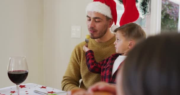 Kafkas Oğlu Noel Yemeği Sırasında Babasına Çatalla Yemek Veriyor Aile — Stok video