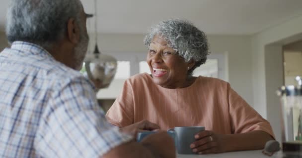 Animación Mujer Mayor Afroamericana Feliz Con Café Hablando Con Pareja — Vídeos de Stock